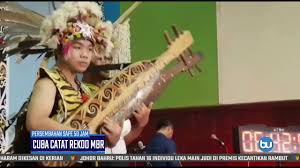 Dibuat dari kulit bambu dan memanfaatkan resonansi di dalam ruas bambu untuk menghasilakan suara, alat musik dimainkan dengan cara dipukul sembari salah satu tangan lain mengatur. Alunan Muzik Sape 50 Jam Youtube
