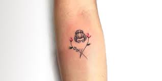 Cuando una madre fallece el vacío que sientes es muy grande y recordarla de alguna manera especial es una buena idea. 14 Tatuajes Para Recordar A Alguien Que Ya No Esta