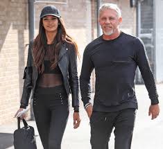 Wayne lineker was born on april 25, 1963 in england (57 years old). The Good Days Wayne Lineker Children S Mother Mother Mocks Wayne Lineker S Bizarre Girlfriend Post With Her Own List Of Demands Newscolony Told How He Was Trending On Twitter Added
