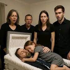 Une petite fille pleure son père lors d'une veillée funèbre