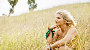 Raus aus der alltagskleidung, rein in den abendlook, kommentiert beatrice egli einen ihrer neuesten schnappschüsse auf instagram. Beatrice Egli Schlagerplanet Com