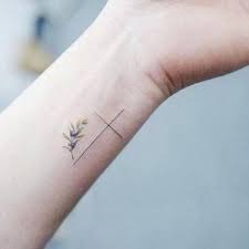 Tatuajes De Cruz Imagenes Y Disenos Para Hombres Y Mujeres Los tatuajes de cruces son tatuajes que gustan tanto a hombres como a mujeres, es un tatuaje que puede significar grandes cantidades de cosas y por ejemplo, la cruz puede ir acompañado de un nombre de un ser querido fallecido, de una frase espiritual o de otros símbolos, como podrían ser los. tatuajes de cruz imagenes y