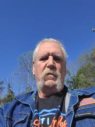 Single Yes i like to I lived in FL and TX for last 8 years lived alone been  in switzerland last 4 month i did have a truck company and do claims