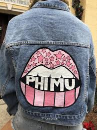 Camisa Da Caminhada Da Fraternidade 2018 Pink Phi Mu Star Lips Hand Painted Denim Jacket In 2020 Hand Painted Denim Jacket Painted Denim Painted Denim Jacket