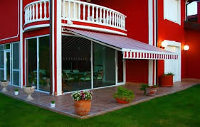 Beyaz Kirmizi Cizgili Kasetli Tente White Red Striped Awning Pergolalar Tasarim
