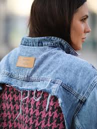 How to wear distressed clothing in 2023