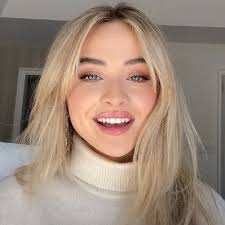 Amy Kloosterman's Instagram, Twitter & Facebook