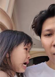 Ditinggal Terapi: Kisah Esme dan Emily