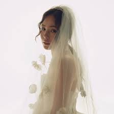 Yg entertainment, taeyang'ın ikinci solo albümü için 1am müzik videosun. The Story Behind Min Hyorin S Oscar De La Renta Wedding Dress Exclusive Vogue