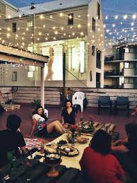 December is almost here and it's time to get our christmas party on. Terraco Pode Ser Um Lugar Pra Almocar Pra Quem Passa O Dia Todo Trabalhando La E Traz Coisa De Casa Isso Quand Rooftop Party Rooftop Terrace Terrace Decor