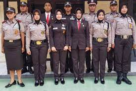 Keuntungan lain kalian bisa mengkuti perkembangan zaman alias model editan yang sangat berkembang dari tahun ke tahunnya. Latar Belakang Seragam Baru Satpam Berwarna Coklat Seperti Seragam Polisi Halaman All Kompas Com