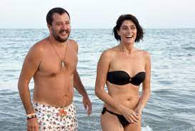 A chi invece le chiede se ci sono nozze in vista, la bella elisa fa sapere: Elisa Isoardi E Matteo Salvini In Vacanza In Puglia Corriere It