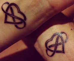 1001 Idees Tatouage Amour Eternel Jusqu A L Infini Et Au Dela Heart With Infinity Tattoo Infinity Tattoo With Feather Infinity Tattoos