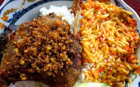 Bagaimana tidak, dalam resep bebek madura, bebek diolah dengan berbagai rempah, lalu digoreng dan disajikan dengan berbagai jenis sambal khas madura. Bebek Sinjay Kuliner Hits Jawa Timur Airy Rooms Blog