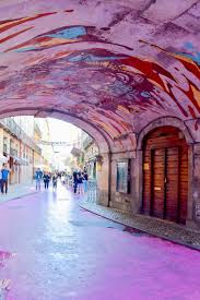 An den sommerwochenenden kann es sich so anfühlen, als wäre ganz lissabon am strand, sodass es oft besser ist, unter der woche (montag bis freitag) dort hinzufahren. Pink Street In Lissabon Een Van De Leukste Straatjes Van De Stad Lissabon Reizen Portugal Stedentrip