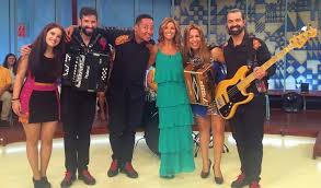 Uma cantora que se propõe a celebrar a felicidade e o prazer de estar no palco e de interpretar a emoção de cada palavra. Claudia Martins Minhotos Marotos Praca Da Alegria