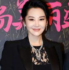 53岁许晴被电影方除名换脸，疑遭业内封杀，工作室回应模棱两可_许晴工作室否认被封杀_名字_三番
