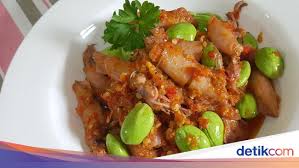 Resep sambal ayam goreng memang sangat penting karena biasanya ada orang yang tidak bisa 6. Resep Cara Membuat Sambal Cumi Pete Gurih