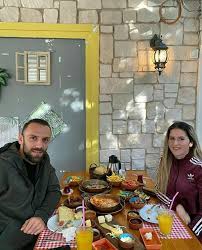 May 26, 2021 · edibe muriqi, lazio'da şans bulamayan kosovalı futbolcuyu tekrar fenerbahçe'de görmek isteyen taraftarlara şu sözlerle yanıt verdi: Fenerkolik Futbolcumuz Vedat Muriqi Ve Esi Edibe Muriqi Facebook