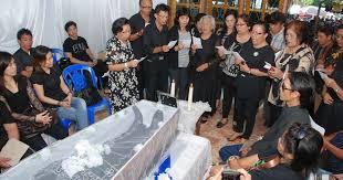 Di bawah ini adalah doa kristen baik katolik maupun protestan secara khusus untuk mendoakan ayah atau ibu yang sudah meninggal dunia. Ucapan Org Meninggal Kristen Nusagates
