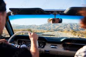 Tagged with sunset, roadtrip, chill, and indie. Ruckansicht Des Mannes Auf Road Trip Driving Classic Convertible Foto Vorratig Crushpixel