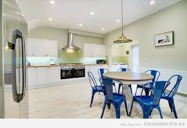 Downlight de empotrar de estilo moderno y diseño en forma cuadrada fabricado en aluminio y disponible en color blanco o gris. La Mejor Iluminacion En La Cocina Con Downlights Led Empotrados Tu Casa Bonita