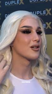 Na tiskovku Clashe dorazil v blond paruce, v ruce měl růžovou kabelku a na  nohách výrazné kozačky. Tadeáš Kuběnka (21) se vrací do bizarní organizace  a 7. června ho čeká souboj s bývalým přítelem své ...