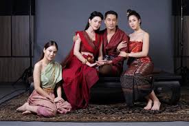 พิมพิลาไลย สาวงามแห่งเมืองสุพรรณ ธิดาของ พันศรโยธา และ นางศรีประจัน พ่อค้าฐานะดีแห่งสุพรรณ นางพิมจึงได้รับการเลี้ยงดูเป็นอย่างดี โดยเฉพาะ. à¹€à¸œà¸¢à¸ à¸²à¸žà¸Ÿ à¸•à¸• à¸‡à¸¥à¸°à¸„à¸£ à¸§ à¸™à¸—à¸­à¸‡ à¸„à¸§à¸²à¸¡à¸ž à¸„à¸­à¸¢ à¸— à¸‚ à¸™à¸Š à¸²à¸‡ à¹€à¸§à¸­à¸£ à¸Š à¸™ à¸Šà¸²à¸„à¸£ à¸•