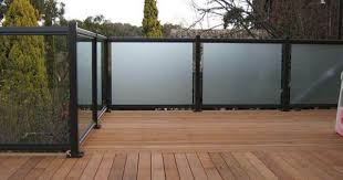 Untuk pagar jenis ini pilihlah kayu yang tahan terhadap perubahan cuaca agar pagar kayu dapat bertahan dalam jangka lama, seperti menggunakan kayu jati, kayu sono keling, kayu. 7 Ide Pagar Rumah Minimalis Yang Akan Mempercantik Rumahmu Popmama Com