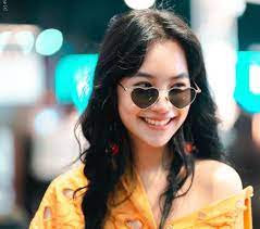 คิทตี้), merupakan seorang pelakon,penyanyi serta peragawati‎.dia juga merupakan salah satu ahli dalam kumpulan kiss me five. Nofilter Interview With Thai Netflix Star Kitty Chicha Amatayakul