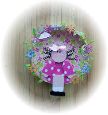Decoration D Une Boite A Fromage Petite Poupee Decoupee Dans Du Bois Boite A Fromage Idee De Decoration Et Deco Communion
