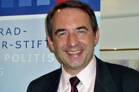 Schule und Familie im Spannungsfeld zwischen Bildungs- und  Erziehungsauftrag