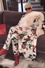 Kris Jenner And Her New Platinum Hair Just Inspired 2017 S Best Meme Kris Jenner Style Kris Jenner Kris Jenner Meme