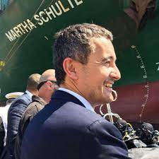 Spécialiste de sociologie électorale, gérald darmanin se définit en marge du libéralisme défendu par le parti de droite, rejetant par exemple toute hausse de. Gerald Darmanin Gerald Darmanin Added A New Photo