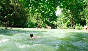 Die pension am englischen garten ist eine wunderkammer die zeit. Eisbach Treiben So Geht S Munchen Reiseblog