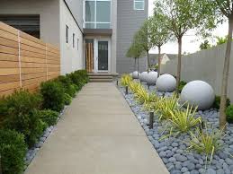 Dalles De Beton Grand Format Allee De Jardin Beton Deco Galets Gris Boules De Jardin Beton Amenagement Jardin Jardin Moderne Jardins