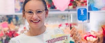 Agnes 5 år lever med en cp-skada och är stjärna i Alices nya barnbok,  Angeredswebben