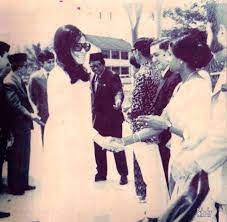 The sultan then married puan nur lisa abdullah, an american, and they divorced in 1997. 1974 Smk P Raja Zarina Di Klang Bandar Diraja Facebook