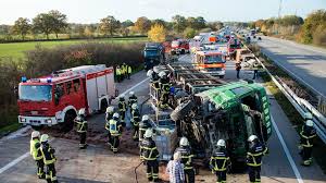There was a broken down lorry within the. Crash Auf Der A1 Mindestens Sechs Verletzte Nach Holzlaster Ungluck Regional Bild De