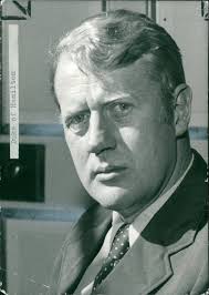 Amazon.com: Vintage photo of Angus Douglas-Hamilton, 15th Duke of Hamilton  : לבית ולמטבח