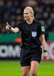Felix brych have been named world referees of the year for 2017, as voted for by the iffhs (international federation of football history & statistics). Nach Karriereende Als Bundesliga Schiedsrichterin Das Ist Bibiana Steinhaus