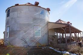 See Inside A One Of A Kind Home Made From Grain Bins Maison Silo Maison Structure Metal