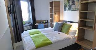 With a stay at art inn hotel dinslaken in dinslaken, you'll be 12.4 mi (20 km) from duisburg zoo and 12.6 mi (20.3 km) from gasometer. Zimmer Art Inn Hotel Dinslaken