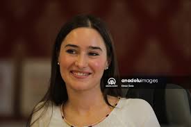 Mlada umjetnica Nermina Memić ilustracijama podsjeća na strahote genocida u  Srebrenici