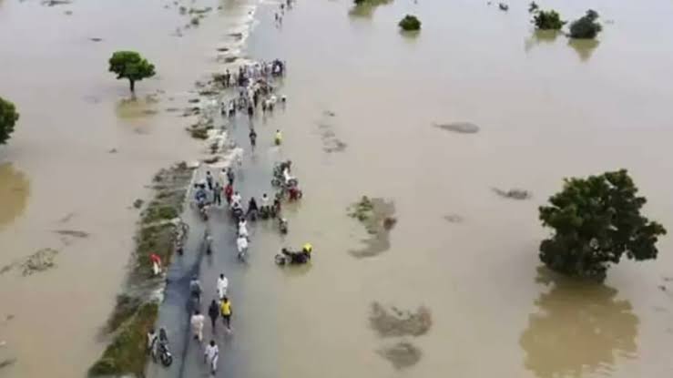 बलिया में सरयू नदी के उफान से बाढ़ के हालात, AI generated