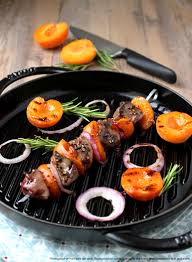 La différence réside dans les profitez d'un barbecue en famille ou entre amis savoureux grâce à cette recette de brochettes de les magrets de canard sont badigeonnés de miel et rôtis au four puis ils sont servis avec des petits. Brochettes De Canard Au Poivre Concasse Et Abricots Les Epices Rient