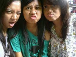 Berswafoto di depan cermin dengan orang yang sama tapi wajah berbeda. Muka Jelek P Foto Diri Sendiri Orang