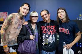 Vic fuentes' gear and equipment including the gibson sg standard electric guitar and shure sm58. Oh My Goodness The Fuentes Family Vic Mike Mom And Dad 3 3 3 Pierce The Veil Vic Fuentes Tony Perry