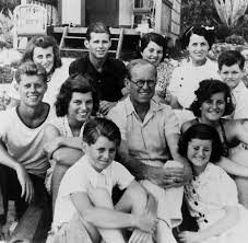 Rosemary kennedy je dcerou známé rodiny,jehož život byl nedávno zahalen tajemstvím. Familiengeheimnis Das Dunkle Familiengeheimnis Der Kennedys Welt