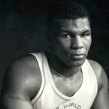 Mike Tyson faz homenagem a seu técnico em livro